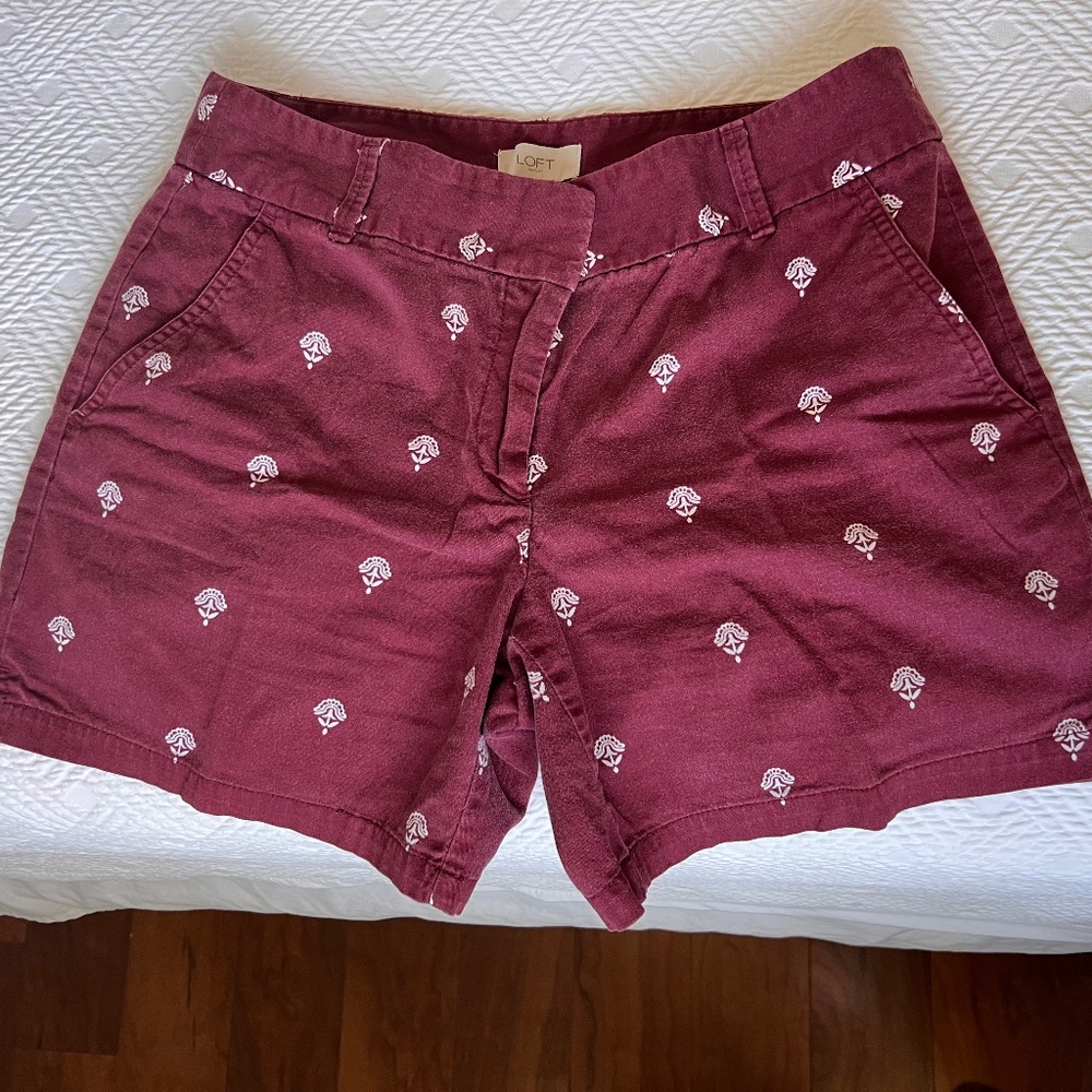 The Loft by Anne Taylor burgundy women's shorts for summer! Size 6